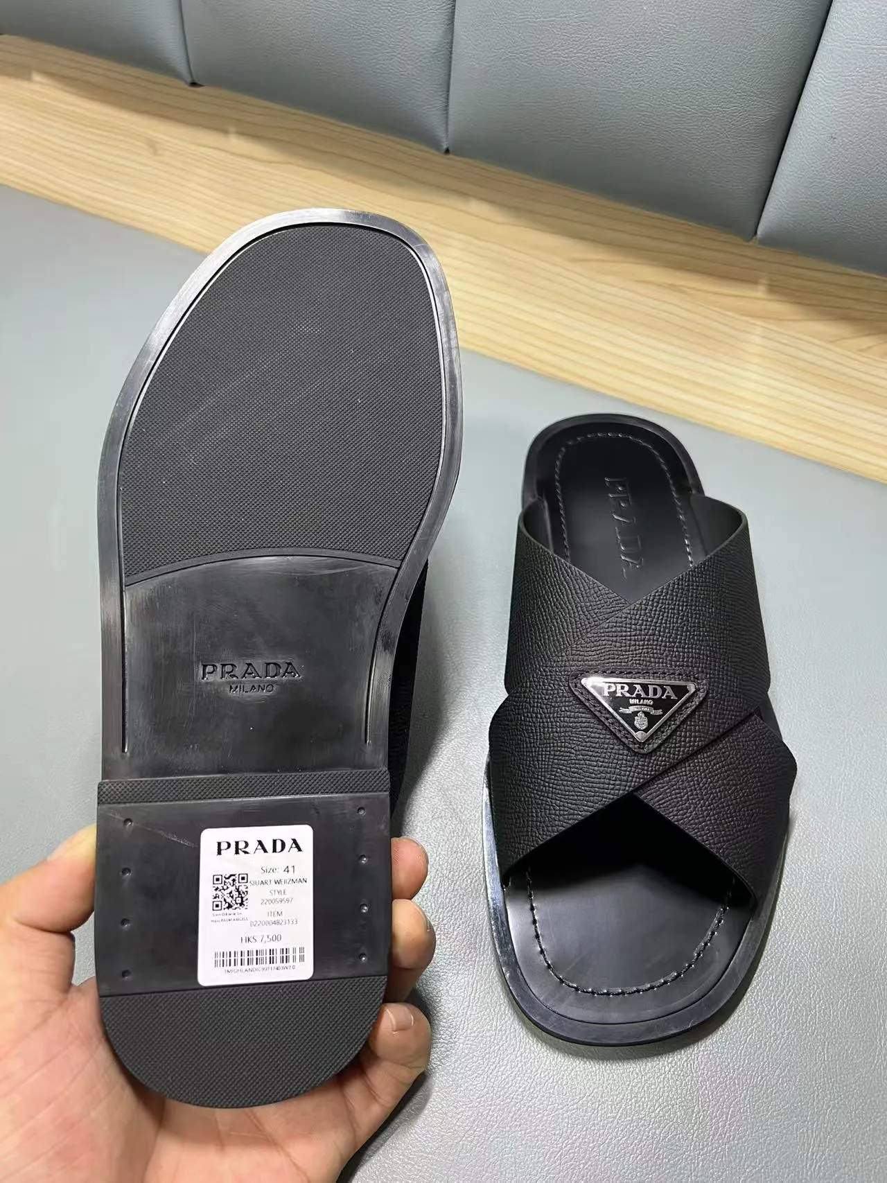 340💰PRADA Prada’s latest slippers are synchronized with the official website. This slipper is made of the brand’s unique and iconic Saffiano leather. The brand logo jumps out from the double straps, and the brand style is clearly visible. Cowhide gives men elegant charm and functional design, making it an ideal choice for vacation and leisure. Size:38-45